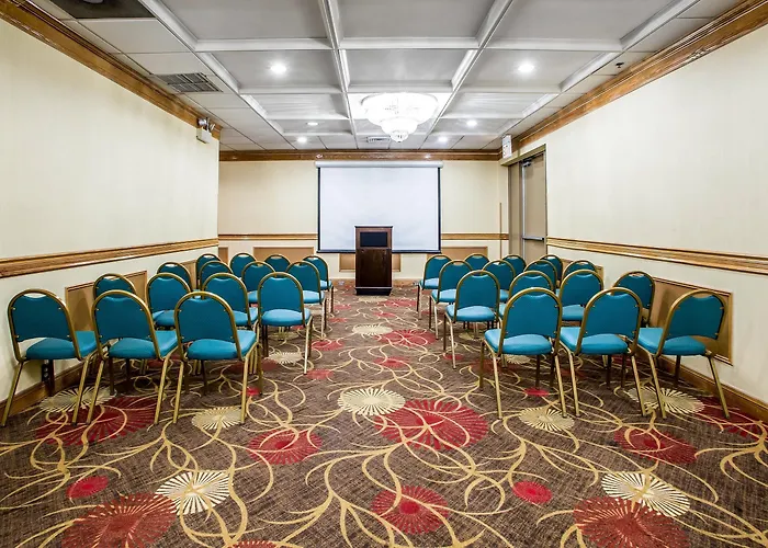 Midway Airport S By Ihg Hotel 3*